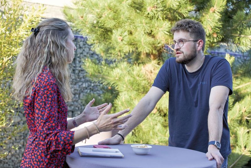 Florian Butterlin (Azurea) et Margaux Pontieu (MSM) en pleine discussion sur les équipements de vision optique chez Rubis Control. (Source : Roland J Keller)