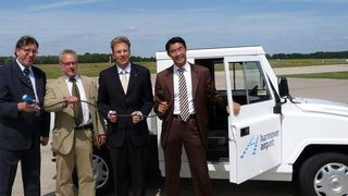 Bei der Übergabe des Eco-Carriers (von links): Dirk W. Morche (Projektleiter Eco-Craft), Giso Gillner (geschäftsführender Gesellschafter Eco-Craft), Dr. Raoul Hille (Geschäftsführer Hannover Airport) und Niedersachsens Wirtschaftsminister Dr. Philipp Rösler. Bild: Eco-Craft (Archiv: Vogel Business Media)