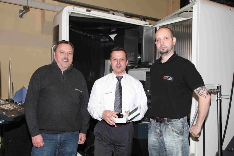 Norbert Eberhard, Betriebsleiter von VETEC, Michael Diesel, Technische Beratung und Verkauf der Walter Deutschland GmbH, und Maik Neumann Technischer Einkäufer, der VETEC Ventiltechnik GmbH, besprechen den Einsatz des neuen Walter ‘Blaxx’ Eckfräser bei der Bearbeitung von schwer zerspanbaren Werkstoffen für Ventile. (Dr. Klaus Fockenberg)