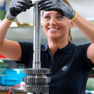 Das Spiel der Teile des S5-325-Sportschaltgeriebes für den Aston Martin DB5 muss bei der Montage exakt abgestimmt sein, was die Spezialisten bei ZF Tradition aber seit Jahrzehnten beherrschen.