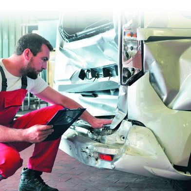 Die Weiterbildung richtet sich vor allem an Mitarbeiter in Karosserie- und Lackierbetrieben.
Insbesondere jene, die Unfallschäden annehmen, kalkulieren und abwickeln. (Bild: © industrieblick - adobe.stock.com)