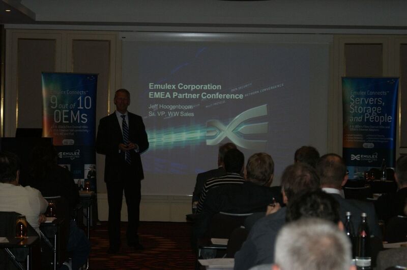 Jeff Hoogenboom, Senior Vice President of Worldwide Sales bei Emulex, hielt die Eröffnungsrede. (Emulex)