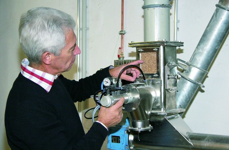 2		Mühleninhaber Heinrich Matthes mit NIR-Online-Probenehmer. (Archiv: Vogel Business Media)