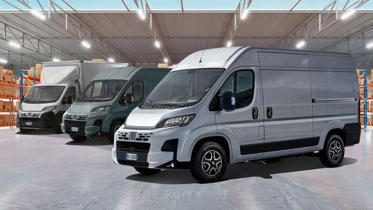 Der elektrische Fiat Ducato kommt nun mit einer 110 kWh großen Batterie auf eine WLTP-Reichweite von 420 Kilometern.(Bild:  Stellantis)
