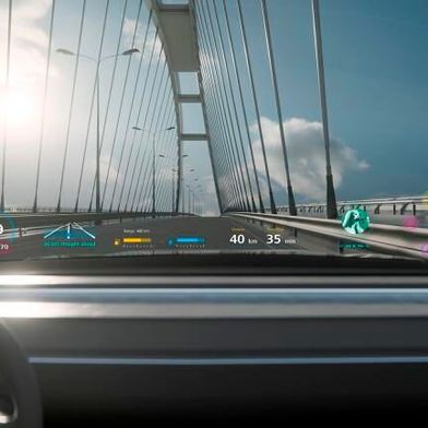 Zeiss lässt wissen, dass man mit den Partnern Tesa, Saint-Gobain Sekurit und Hyundai Mobis jetzt die „QuadAlliance“ gegründet hat, damit zukünftige Windschutzscheiben wichtige Informationen smart und ohne Ablenkung für den Fahrer übermitteln. Hier mehr dazu ... (Bild: Zeiss)