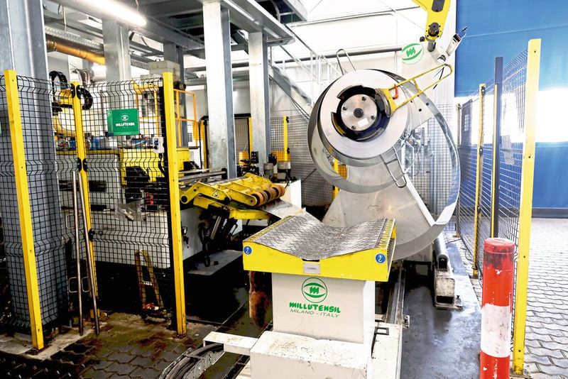 Die Abwickelhaspel von Millutensil kann große Blechcoils aufnehmen. Die Restmenge hier wird bald verarbeitet sein. Die Zuführung erfolgt wohldosiert und zuverlässig – die Sicherheit der Bediener wird bei Millutensil ganz groß geschrieben. (Bild: Pergler Media)