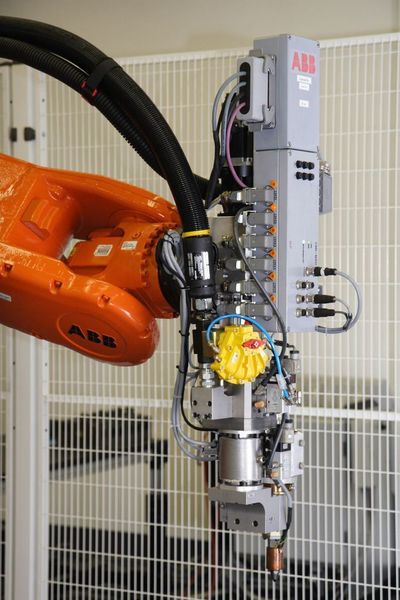Die Robotersteuerung IRC5 kontrolliert sämtliche Funktionen des komplexen Kleberauftragsystems und vereinfacht so das Programmieren der gesamten Applikation. (Archiv: Vogel Business Media)