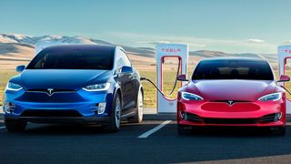Langstreckenfahrten ohne Zwischenstopp an der Ladesäule sind bei E-Autos wie den Tesla-Modellen noch nicht möglich. (Tesla)