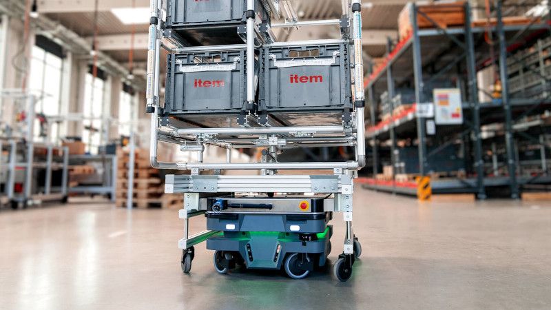 Unterstützung bei der FTS-Planung: Das Zusammenspiel von Base Cart (Grundgestell) und Top Modul (individuellem Aufbau) eröffnet mobilen Robotern vielfältige Einsatzmöglichkeiten (Bild:  item)