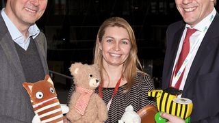 Der Check-In zur großen Spielzeugreise hat begonnen (v.l.n.r.): Andreas Tonke, Bereichsleiter SOS-Kinderdorf Nürnberg, Lianne Jones, Head of Marketing Damco Europe sowie Thomas Kirstner, Chief Commercial Officer Germany von Damco.  (Bild: Damco)