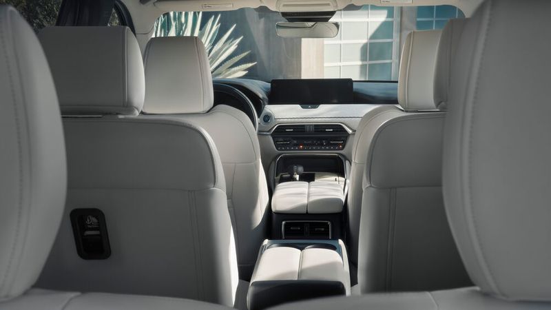 Das Platzangebot ist üppig. (Bild: Mazda)