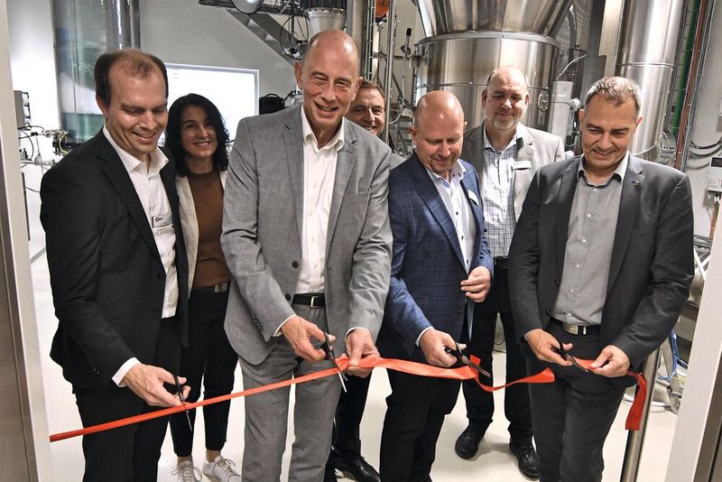 Festliche Einweihung der Dryflux-Anlage. Die Teilnehmer (von links nach rechts): Jay Nowak, CEO Glatt Gruppe; Wirtschaftsminister des Freistaates Thüringen, Wolfgang Tiefensee (SPD); Jeff White, Leiter der Geschäftseinheit Surface Solutions im Unternehmensbereich Electronics bei Merck, und Weimars Oberbürgermeister, Peter Kleine (parteilos). (Bild: Jens Lehnert, Funkemedien)