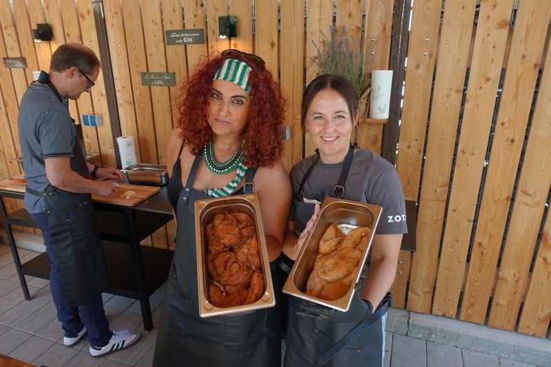 Ob scharf oder mild: Besa, IT-BUSINESS, und Karin Fischer, ZOTAC, bieten beides an. (IT-BUSINESS)