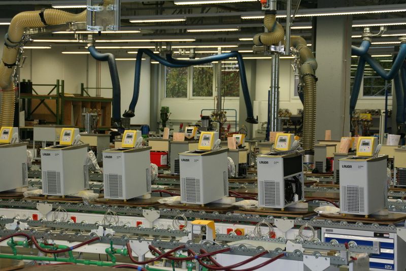 Neben der Laborbranche und der Prozessindustrie werden die in Lauda gefertigten Systeme auch in der Halbleiterindustrie, der Medizintechnik oder bei Druckmaschinen oder Laserbearbeitungsgeräten eingesetzt. (Bild: LABORPRAXIS/Platthaus)