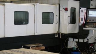 Bild 1: Auf einer Portalfräsmaschine erfolgt die Produktion von Wärmetauscherplatten mit passgenauen Bohrungen.  Bild: Baum Zerspanungstechnik (Archiv: Vogel Business Media)