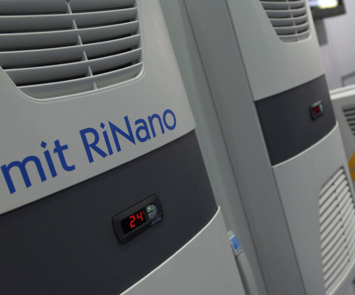 Alle Rittal TopTherm-Kühlgeräte sind jetzt serienmäßig mit RiNano-Beschichtung und integrierter Kondensatverdunstung erhältlich. (Archiv: Vogel Business Media)