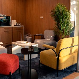 Das neue CI-Konzept von Kia zeichnet sich durch natürliche Materialien und warme Farben aus.(Bild:  Heinen)