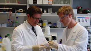 CeMM Direktor Giulio Superti-Furga (links) und Tilmann Brückstümmer haben entdeckt, dass das Protein AIM2 Krankheitserreger erkennt.  (Bild: CeMM)