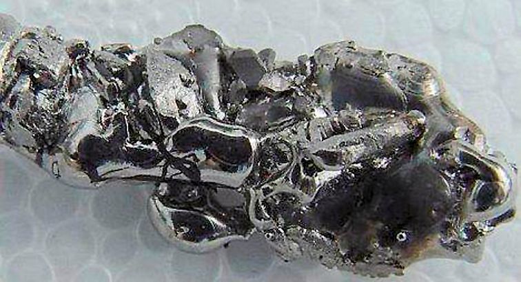 So sieht ein Stück Titaneisenerz (Ilmenit) aus. 2010 wurde in Paraguay ein riesiges Vorkommen entdeckt, das die Wettbewerbssituation auf dem Weltmarkt verändern wird.  (Bild: Blair Smith  [5])