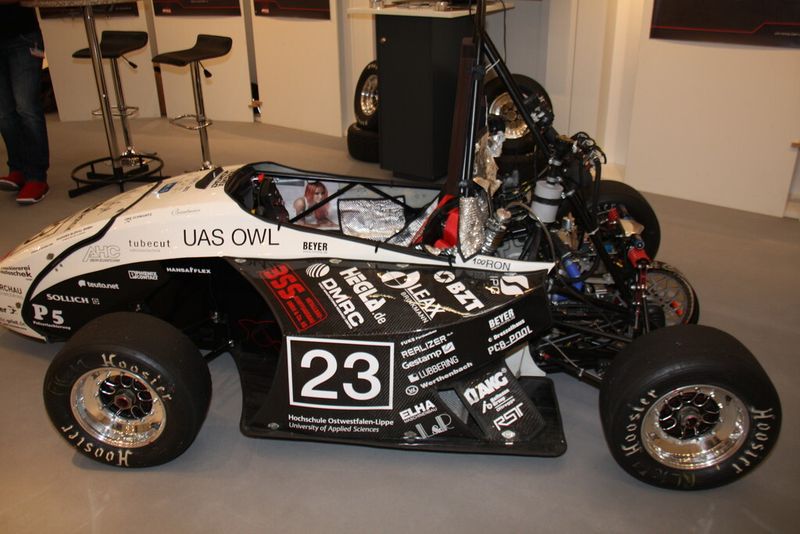 Der aktuelle Rennwagen des OWL Racing-Teams ist auf der Messe ein rasanter Hingucker. Konstruiert und gebaut wurde er von Studenten der Hochschule Ostwestfalen-Lippe. Sie nehmen mit dem Rennwagen regelmäßig an internationalen Konstruktionswettbewerben von Formula Student teil. (Finus)