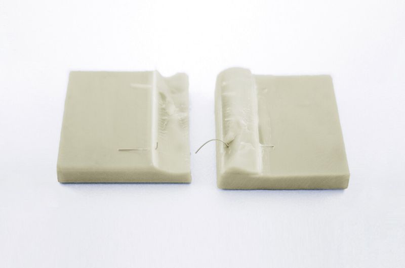 Probekörper aus PEEK nach Zug-Scher-Test. Evonik und Delo haben herausragende Testergebnisse für PEEK-Verklebungen mittels Epoxidsystemen vorgelegt: Das hoch schlagzähe Vestakeep PEEK L4000G lässt sich insbesondere mit den warmhärtenden, einkomponentigen Klebstoffen von Delo sehr gut industriell einsetzen, wie es heißt. (Bild: Delo)