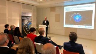 Prof. Thomas Bauernhansl, Institutsleiter Fraunhofer IPA, stellte auf der Konferenz „Biointelligenz – Eine neue Perspektive für nachhaltige Wertschöpfung“ am 27. Juni 2018 im Fraunhofer- Forum in Berlin Ergebnisse der Voruntersuchung zur Biologischen Transformation industrieller Wertschöpfung vor. (© Fraunhofer IPA, Foto: © Silvia Körber)