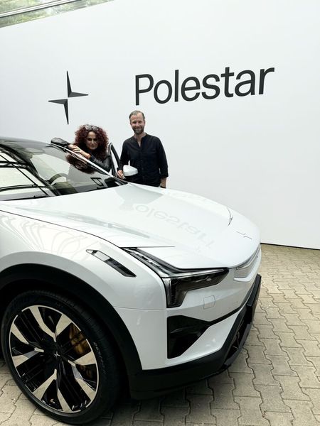 Besa (IT-BUSINESS) und Stephan Teinert (Wortmann) checken, wie viel Cloudlösungen in dem Auto verbaut sind. (Bild: Vogel IT-Medien)