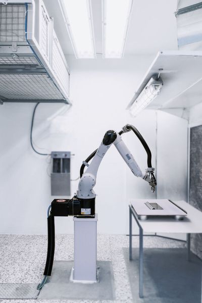 Der sechsachsige Kleinroboter Eco-RP 10 R1100 ist mit Applikationstechnik ausgestattet und ermöglicht das Lackieren von Gegenständen mit komplexen Geometrien. (Bild: Dürr)