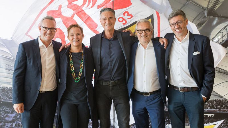 Alexander Wehrle (VfB Stuttgart), Britta Seeger (Mercedes-Benz), Lutz Meschke (Porsche), Ralf Hofmann (MHP) und Claus Vogt (VfB Stuttgart) freuen sich über die neu vereinbarten Investitionen in den VfB Stuttgart.