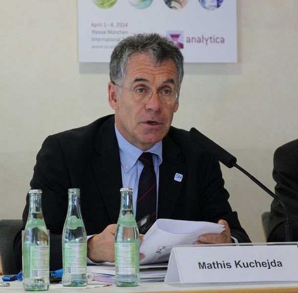 Mathis Kuchejda, Spectaris-Vorsitzender des Fachverbandes Analysen-, Bio- und Labortechnik: „Das Ausland hat 2013 die Umsätze unserer Mitgliedsunternehmen gerettet. Wir hatten insgesamt im vergangenen Jahr ein Wachstum von 1,6% auf 6,72 Mrd. Euro mit einem leichten Rückgang im Inland von 3,12 von 3,09 Mrd. Euro. Für 2014 erwarten wir ein höheres Wachstum.“ (Bild: Platthaus/LABORPRAXIS)