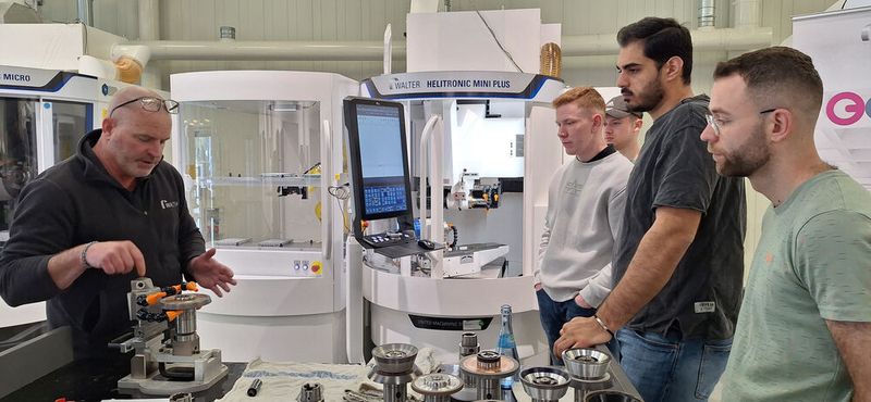 Application engineer Wolfgang  Rauhut took the finalists – Laurin Mink, Max Bergner, Arman Hamidi, and Fabio Schoppet – under his wing during the intensive training course at Walter Maschinenbau in Tübingen.   (Source: KS Komm)