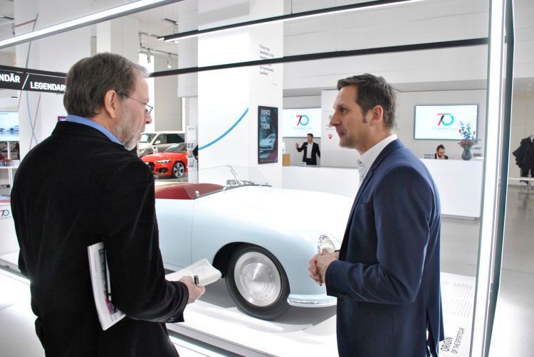 Kuno Werner (re.), Leiter der Porsche-Museumswerkstatt, erläutert Hintergünde und Details, wie es zum authentischen Nachbau des ersten Porsche kam. (Dominsky)
