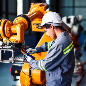 Vorausschauende Wartung mit der richtigen Messtechnik: Die Conrad Sourcing Platform hat alle namhaften Hersteller im Sortiment.(Bild:  SpaceOak - stock.adobe.com)