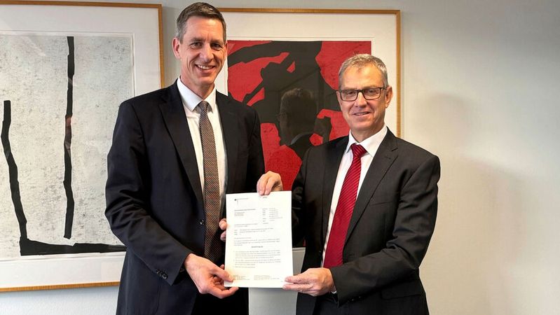 Übergabe der Betriebsgenehmigung durch Stefan Dernbach (rechts), Präsident Eisenbahn-Bundesamt, an Stefan Bögl (inks), Vorstandsvorsitzender der Firmengruppe Max Bögl(Bild:  Max Bögel)