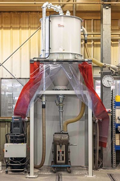 So transportiert man schonend: Das Saugaggregat (links) fördert die Korund-Flakes aus einem Bunker im Keller in das Silo (oben).  Unten in der Mitte ist der Transportwagen zu sehen. (Bild: Comet)