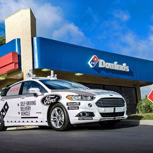 Ford startet eine Kooperation mit der Pizza-Kette Domino's.