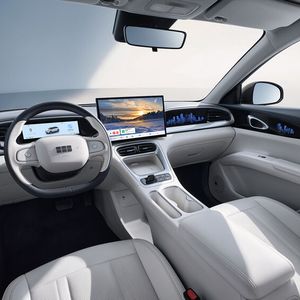 Der Innenraum wirkt modern und aufgeräumt.(Bild:  Geely)
