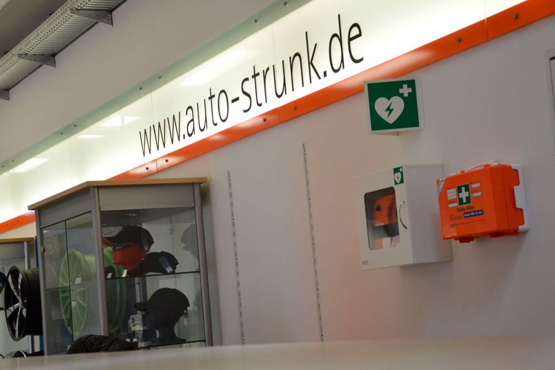 Im Showroom wird die Website des Autohauses aktiv beworben. (Achter/»kfz-betrieb«)