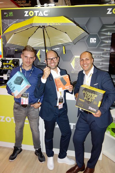 Theoretisch braucht vom ZOTAC Team nur (v. l.) Alexander Pietsch einen Regenschirm, denn Maciej Wieczorek und Zisis Kasparidis, haben immer die Haare schön. (Bild: IT-BUSINESS)
