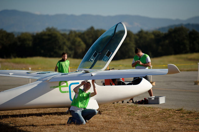 Mitglieder des e-Genius-Teams bereiten ihr Flugzeug auf den Wettbewerb vor (Bild: NASA/Bill Ingalls)