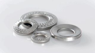 Sicherungssysteme wie NSK-E oder NSK-EL stellen definierte Federkennwerte zur Verfügung, kompensieren Setz-, Kriech- und Relaxationsvorgänge und stabilisieren den Kontaktdruck über die Lebensdauer.  (Bild: Teckentrup)