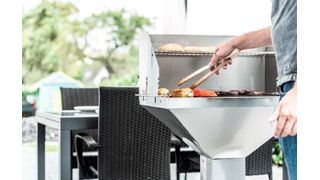 Grillen mit einem Holzkohlegrill aus Edelstahl gehört zu den beliebtesten Grillarten. (Bild: Thüros)