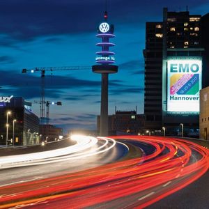 Laut Umfrage wollen die EMO-Besucher in den kommenden 24 Monaten mehr als 20 Mrd. Euro in Produktionstechnik investieren. Allein in der EMO-Woche wurden Verträge mit einem Volumen von 8 Mrd. Euro unterzeichnet. 