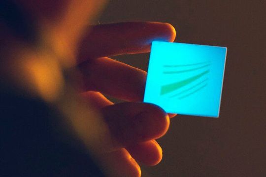 Glaspulver kombiniert mit Graphit kann also selbstheizende Mikroreaktoren schaffen, so, wie der, der im ersten Bild zu sehen ist. Doch die IKTS-Spezialisten können mit speziellen Füllstoffen auch nachleuchtende Gläser herstellen, die für Sicherheitsanwendungen dienen können und auch Designern neue Einfälle bescheren.(Bild:  Fraunhofer-IKTS)