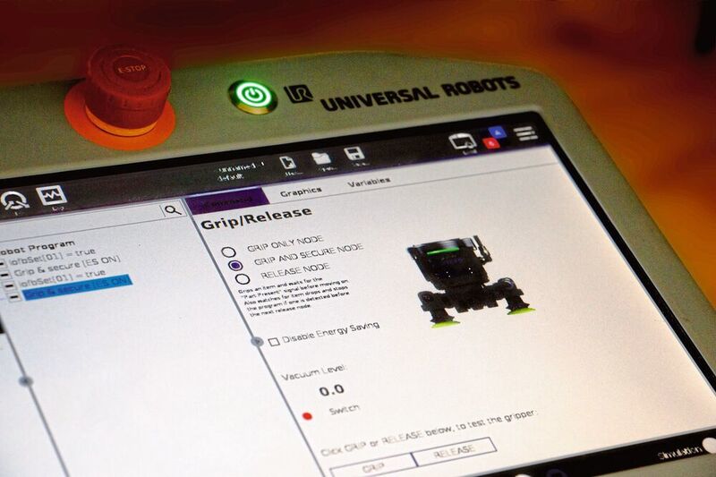 Der mit UR Caps ausgestattete UR+-zertifizierte Picobot-Greifer kann mit dem Programmierhandgerät der UR-Roboter einfach eingerichtet und bedient werden.  (Universal Robots)