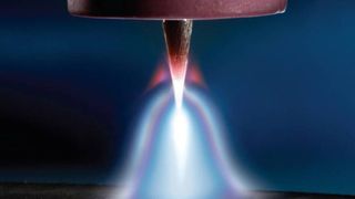 Der Lichtbogen zündet zwischen der negativ geladenen Wolframspitze und dem geerdeten Werkstück. Dieses wird unterhalb des Lichtbogens aufgeschmolzen. (Bild: EWM)