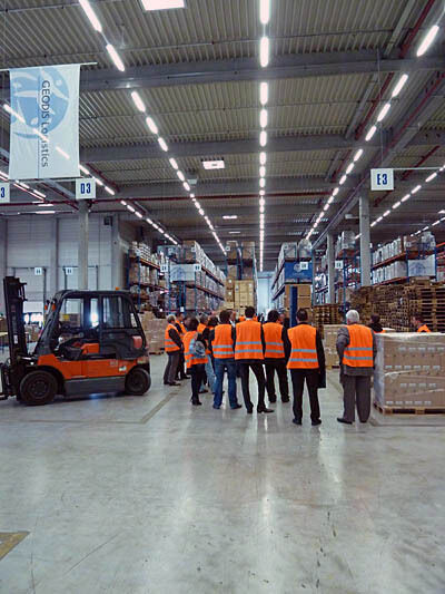 Das 17.000 m² große Geodis-Logistik-Center in Rodgau ermöglichte 40 Teilnehmern einen Blick hinter die Kulissen. Der Logistikdienstleister betreibt hier ein flexibles Multi-Customer-Lager.  (Archiv: Vogel Business Media)