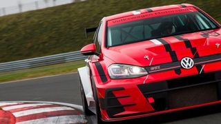 Auf der Rennstrecke im italienischen Vallelunga: Der Test zeigt, wie viel Golf wirklich in dem VW Golf GTI TCR steckt. (VW Motorsport)