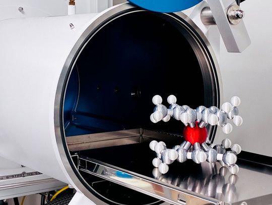 Ein Massenelement macht´s auch möglich! Was man hier symbolisiert, ist eine Eisen(I)-Verbindung, die am KIT in Karlsruhe derzeit näher unter die Lupe genommen wird. Denn sie kann die für Katalysatoren typischen – aber teuren – Edelmetalle ersetzen. Hier mehr dazu ...(Bild:  KIT / O. Townrow)