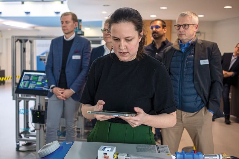 ZHAW und SMC haben in das Potenzial der digitalen Automatisierung für die Schweizer Industrie aufgezeigt und im gemeinsamen Kompetenzzentrum konkrete Anwendungen zu Energieeffizienz, Predictive Maintenance und Digital Twins präsentiert. (Bild: SMC)